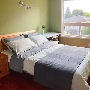 Privatunterkunft Nice With Private Bath In Mid Town, Toronto
